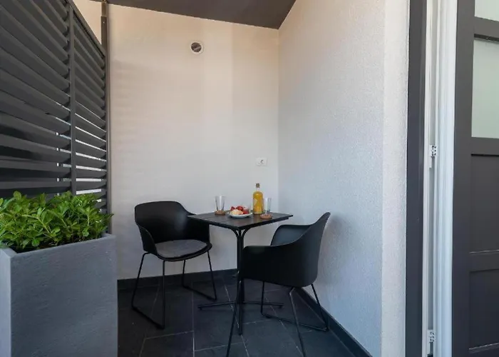 Helena Apartment *