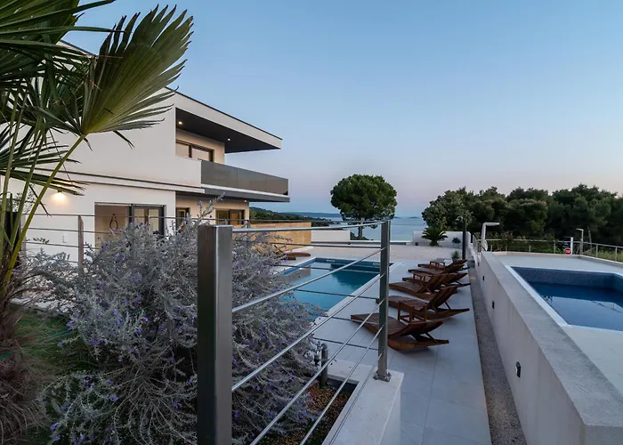 Helena * Трогір